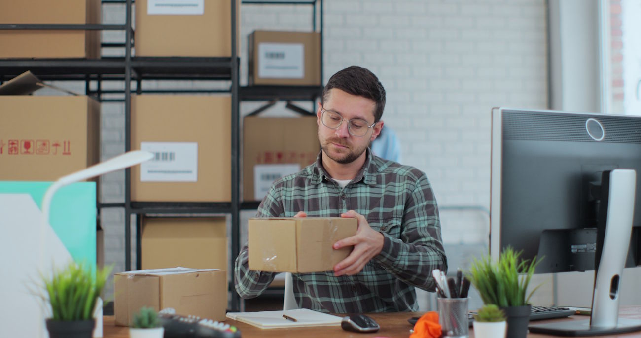 Imagem mostra microempreendedor embalando caixas, para simbolizar se MEI pode vender na Shopee